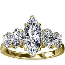 Anillo de compromiso de diamantes ovalados graduados en oro amarillo de 18 k (7/8 qt. total)